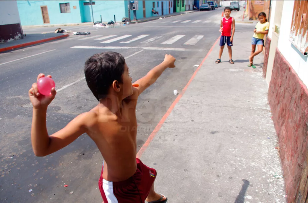 Funcionarios de seguridad en alerta por juegos de carnaval violentos