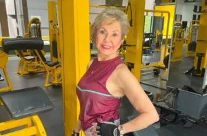 Odontóloga venezolana de 86 años rompe récord de plancha abdominal