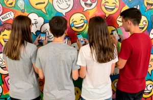 Entre memes y emojis: La manera en la que se pierde el lenguaje de los jóvenes