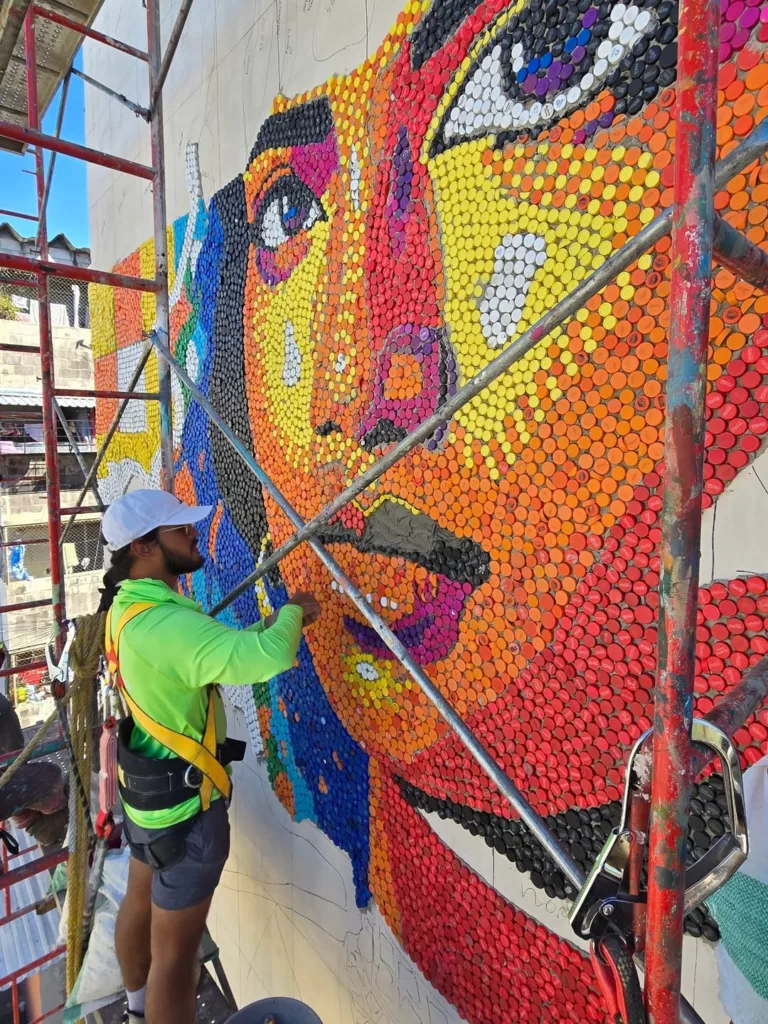 La "Gioconda salvadoreña": Oscar Olivares busca imponer un récord con un mural de 100,000 tapas recicladas