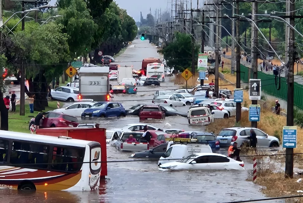 Lluvias intensas causan inundaciones y masivos cortes de luz en Santiago de Chile