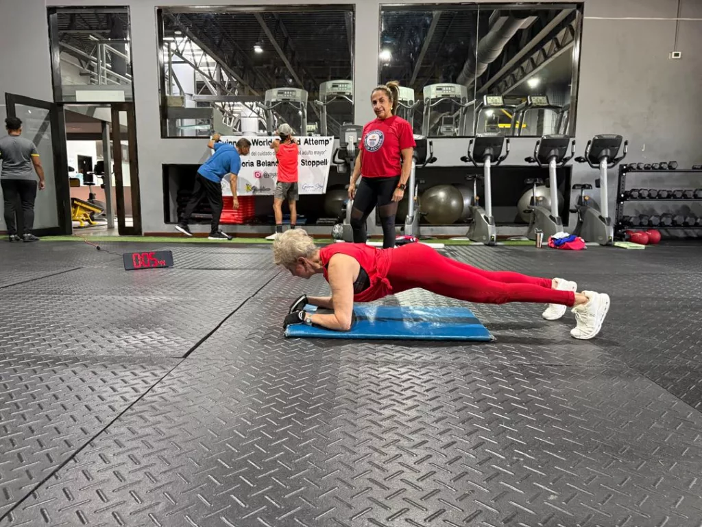 Odontóloga venezolana de 86 años rompe récord de plancha abdominal