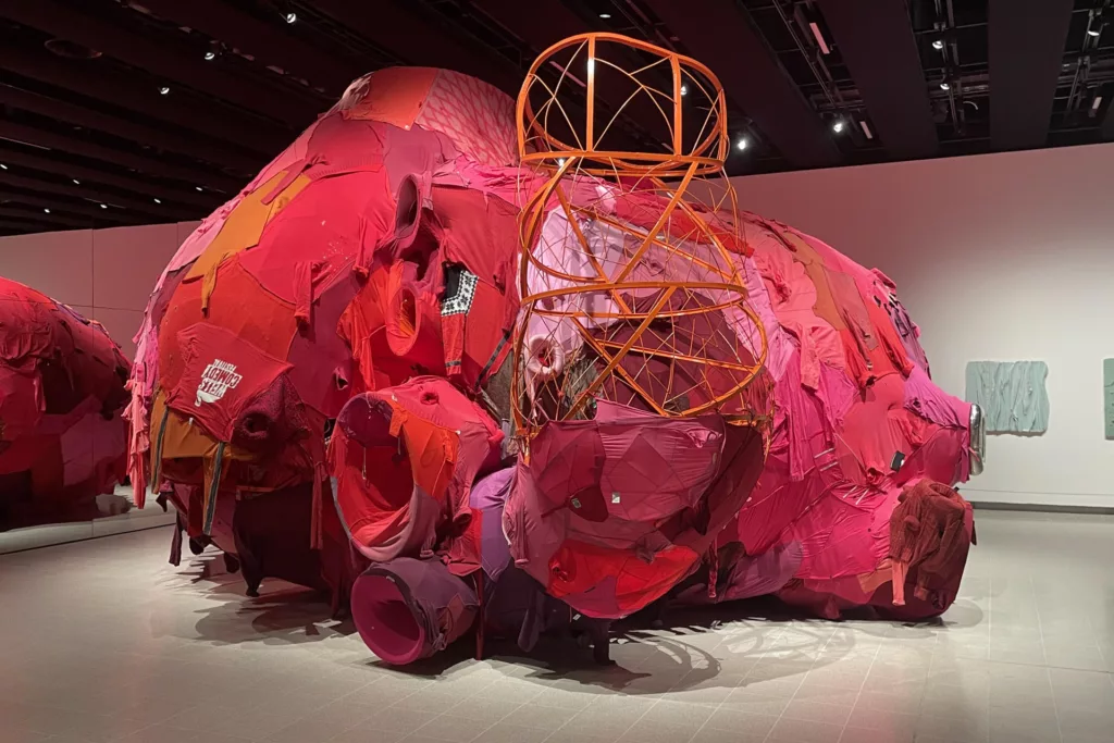 El arte de lo cotidiano: Hilos y ropa usada protagonizan las nuevas muestras de una galería de Londres