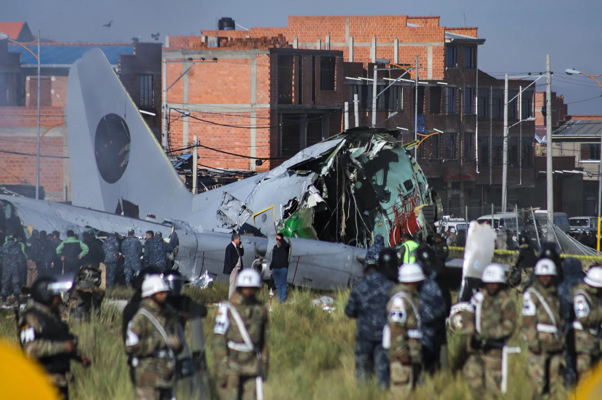 Trágico accidente aéreo de carga militar en Bolivia deja 22 fallecidos y desata crisis monetaria