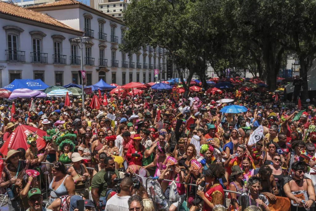 Brasil se paraliza por el Carnaval: Multitudes celebran la mayor fiesta popular del país