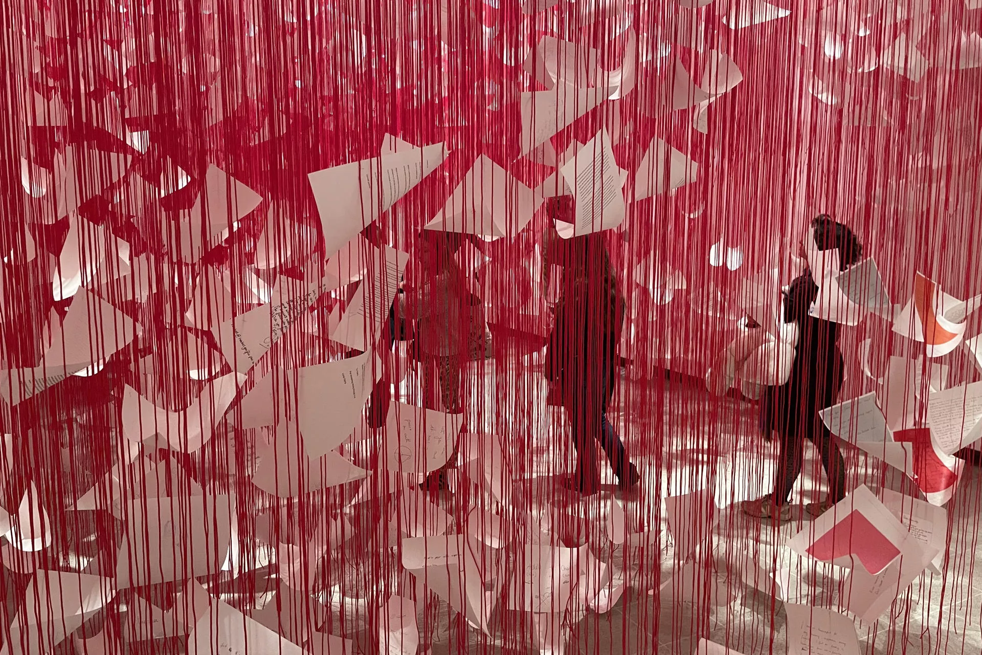 El arte de lo cotidiano: Hilos y ropa usada protagonizan las nuevas muestras de una galería de Londres