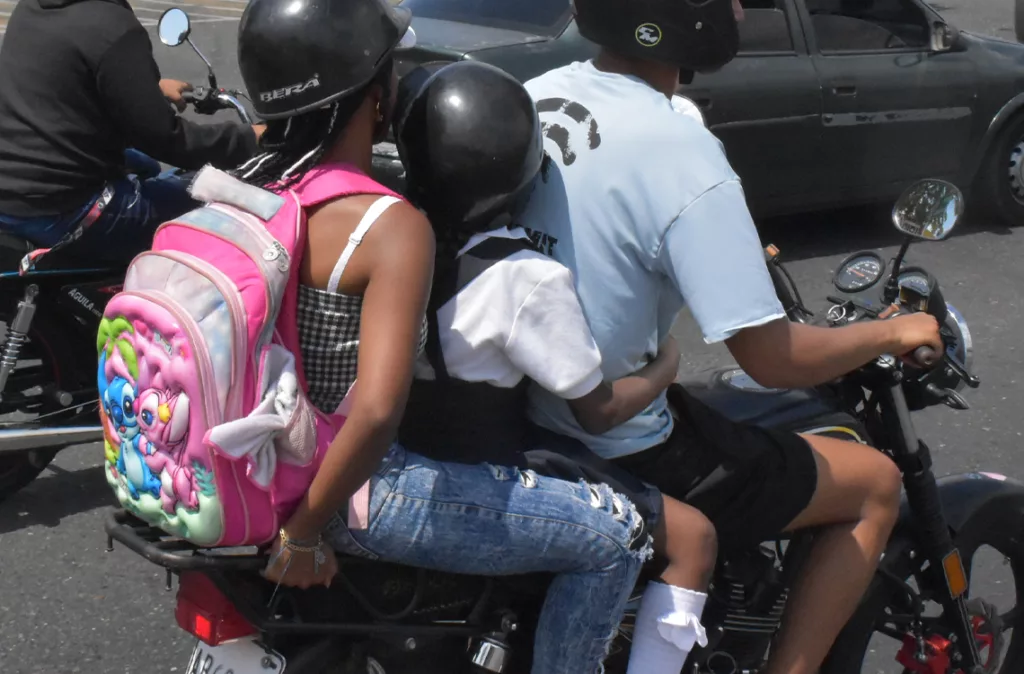 Niños en motos los expone a accidentes viales