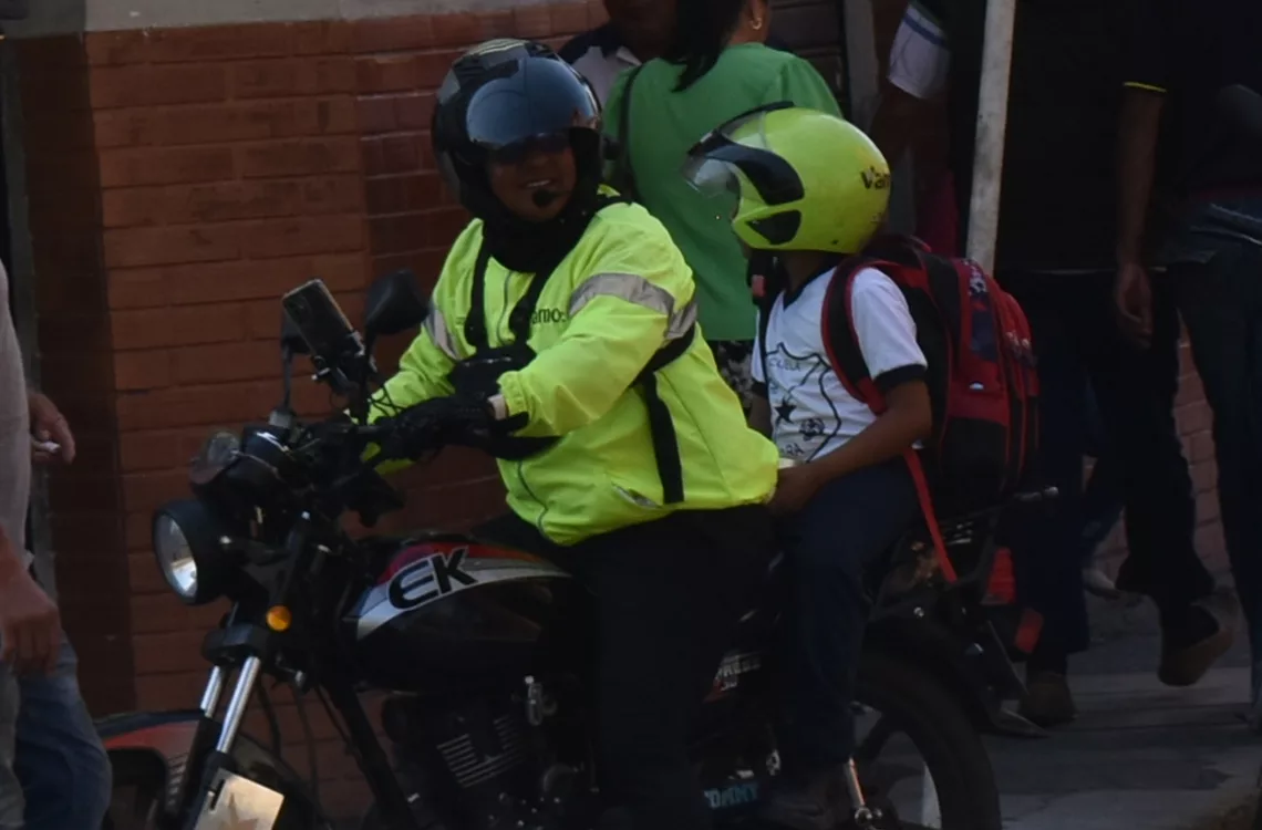Niños en motos los expone a accidentes viales Niños en motos los expone a accidentes viales