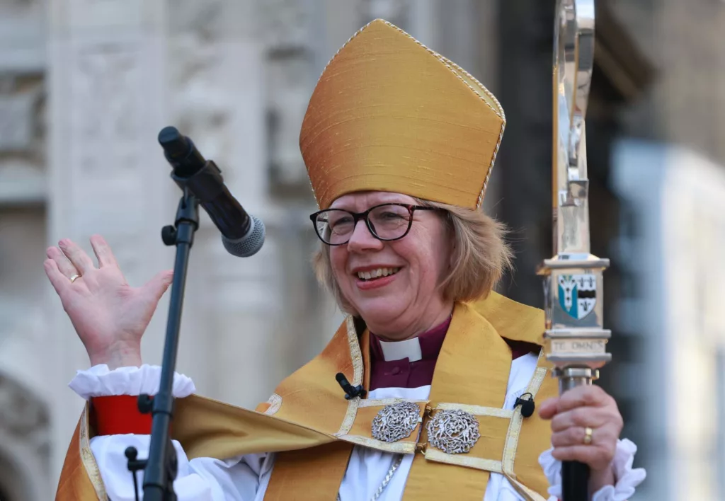 Sarah Mullally hace historia al ser entronizada como la primera mujer primada de la Iglesia anglicana