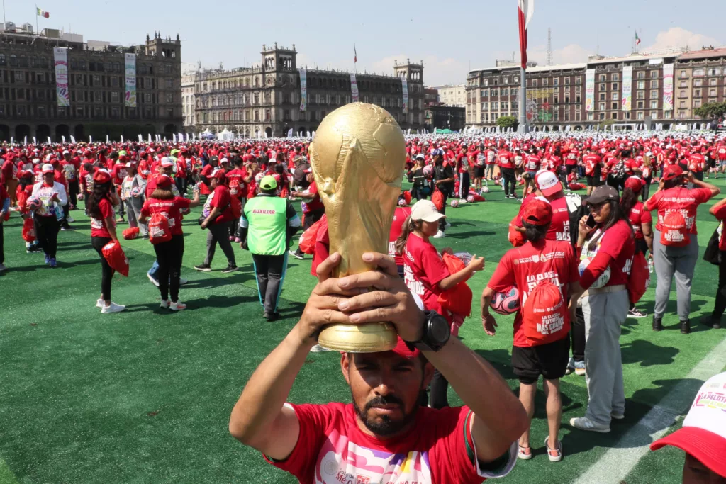 Ciudad de México rompe el Récord Guinness con la clase de fútbol más grande del mundo