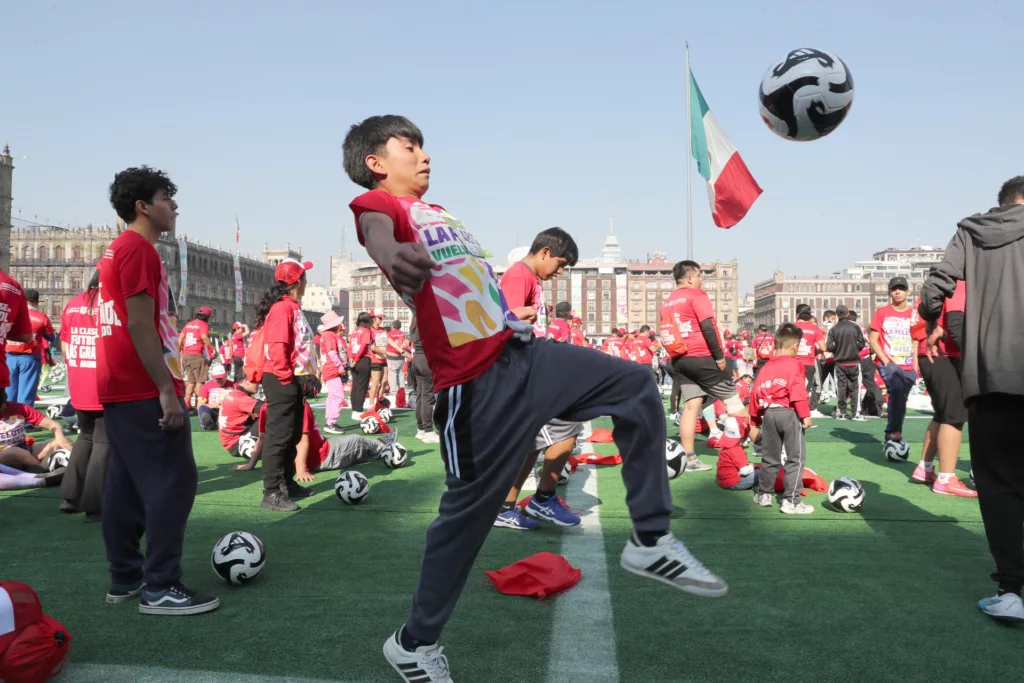 Ciudad de México rompe el Récord Guinness con la clase de fútbol más grande del mundo