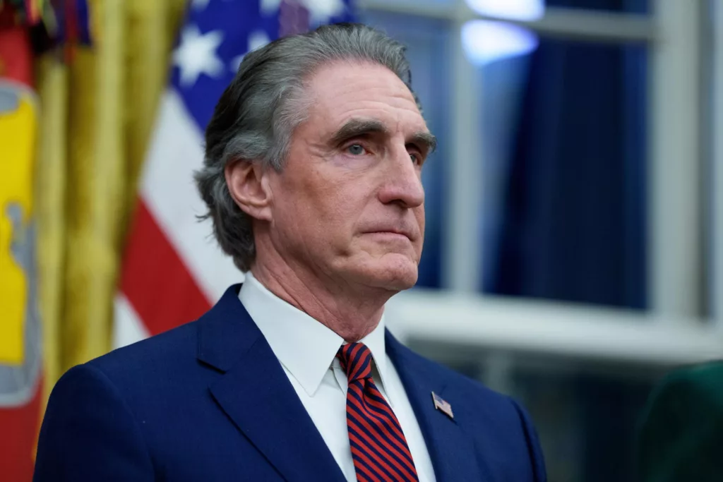 Doug Burgum, secretario de Interior de EE.UU., llega a Venezuela para evaluar el sector minero