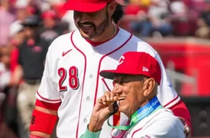"El Rey" David es ovacionado en Cincinnati tras entrega del Premio Luis Aparicio a Eugenio Suárez