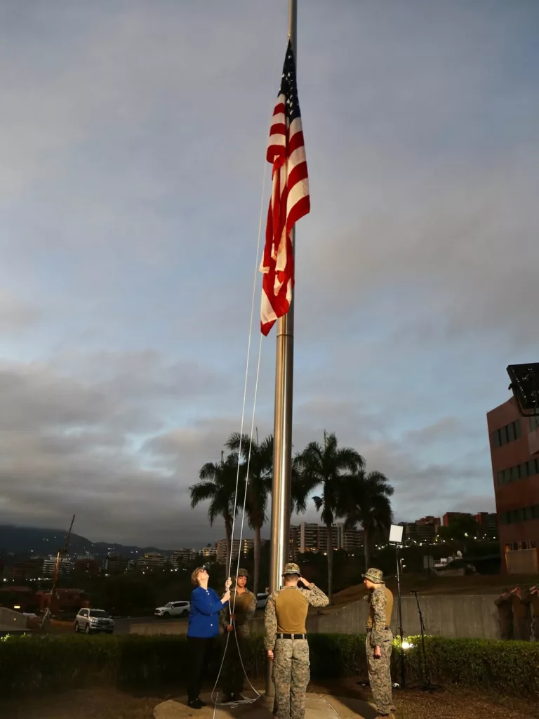La bandera de Estados Unidos vuelve a ondear en su embajada de Caracas tras siete años de ausencia