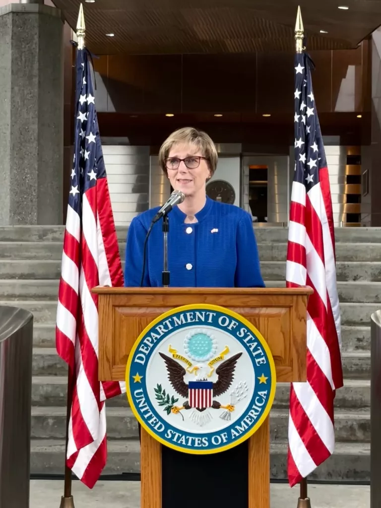 La bandera de Estados Unidos vuelve a ondear en su embajada de Caracas tras siete años de ausencia