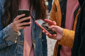Meta y YouTube enfrentarán millonaria indemnización por daños a la salud mental de menores