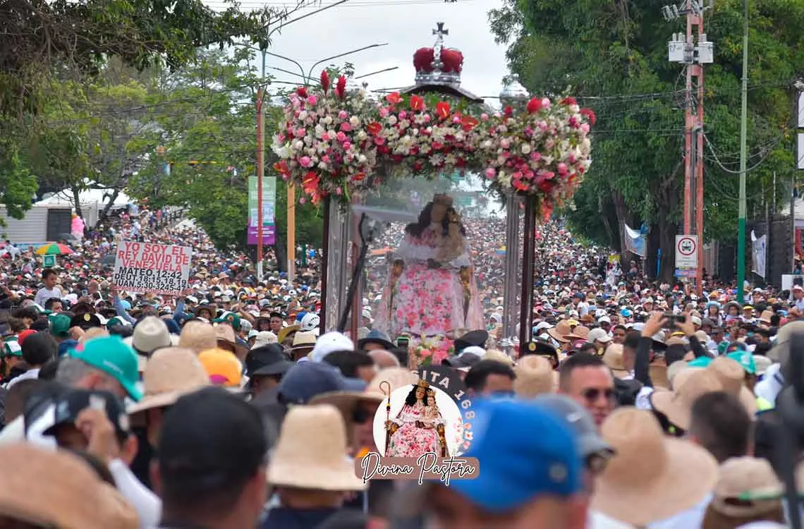 Vestida de fe: Conoce los trajes que llevó la Divina Pastora en esta visita 168