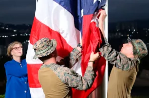 La bandera de Estados Unidos vuelve a ondear en su embajada de Caracas tras siete años de ausencia