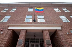 Trump flexibiliza sanciones para permitir la reapertura de la embajada de Venezuela en Washington