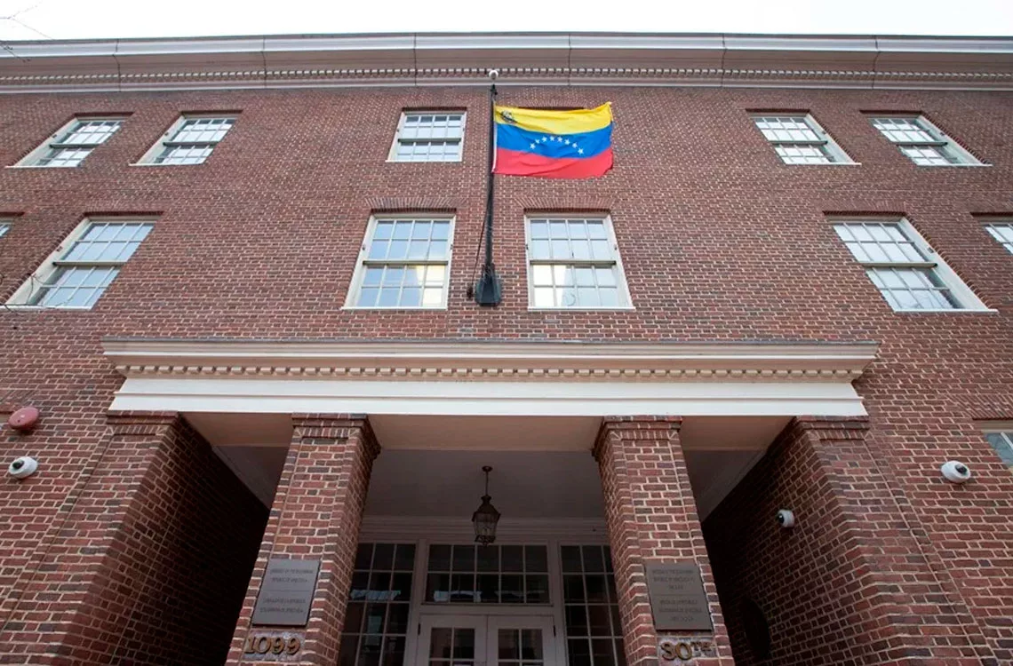 Trump flexibiliza sanciones para permitir la reapertura de la embajada de Venezuela en Washington