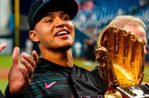 Javier Sanoja recibe el Guante de Oro y ratifica su estatus de estrella con los Marlins