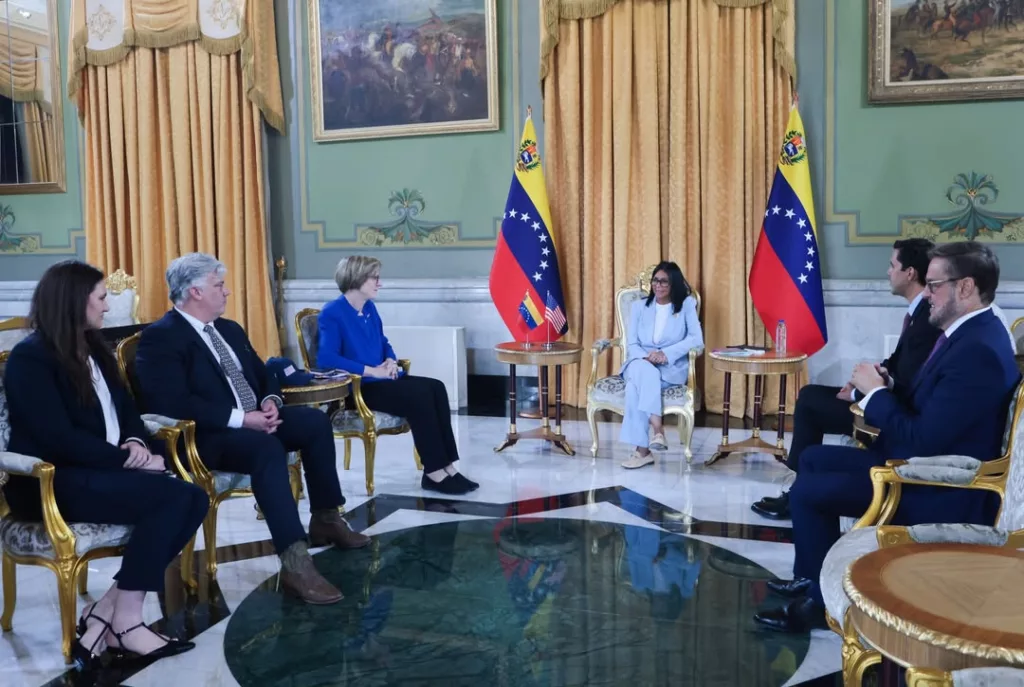 Delcy Rodríguez recibe a delegación del Senado de EE. UU. en el Palacio de Miraflores