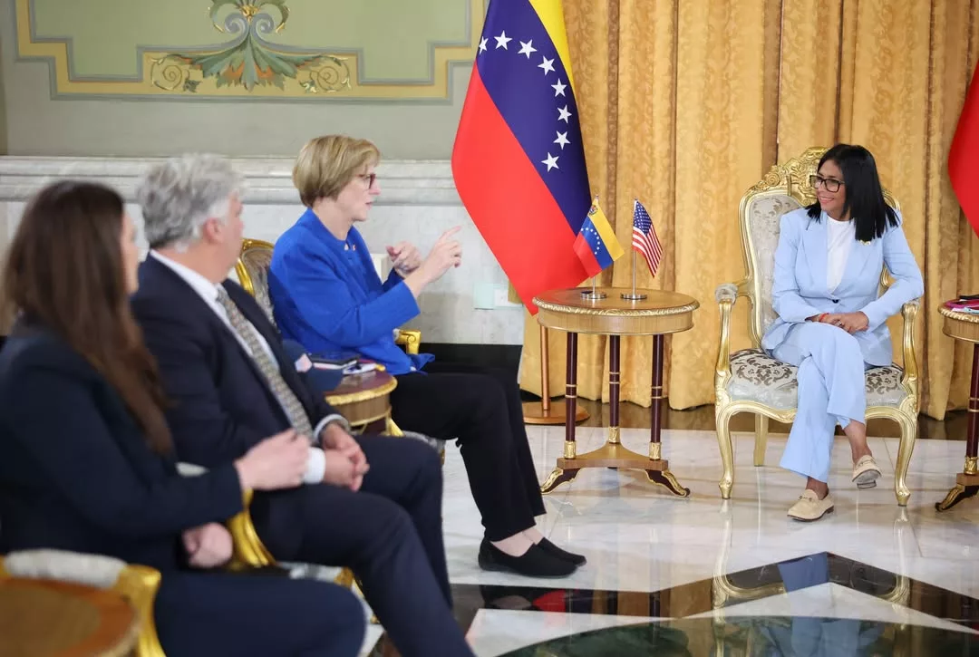 Delcy Rodríguez recibe a delegación del Senado de EE. UU. en el Palacio de Miraflores