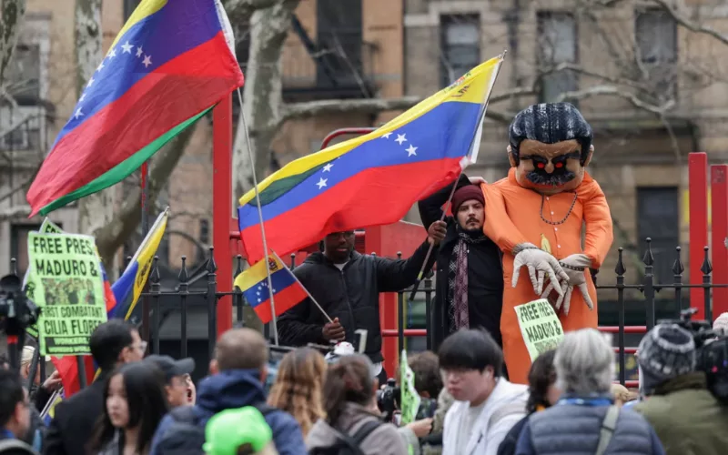 Opositores y grupos de izquierda frente al Tribunal de Nueva York a la espera de la audiencia de Maduro