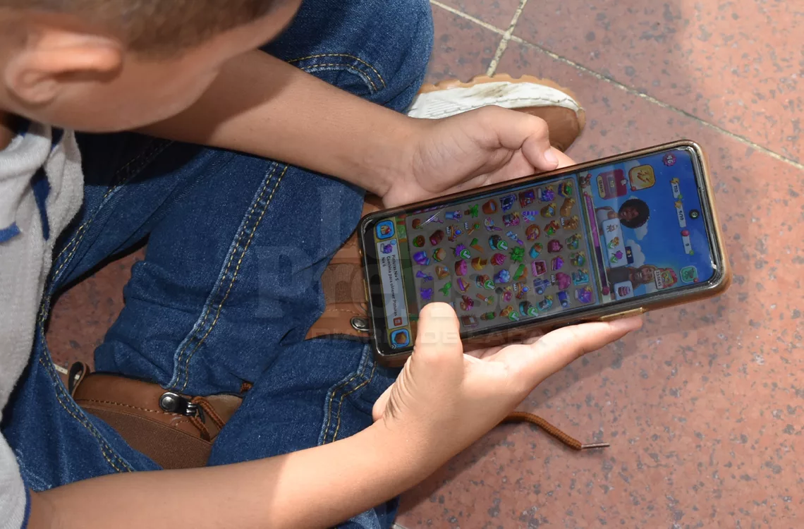 Uso excesivo de pantallas causa retrasos en el lenguaje