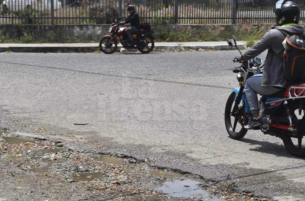 Vecinos de la urbanización Sucre, afectados por persistente bote de aguas blancas
