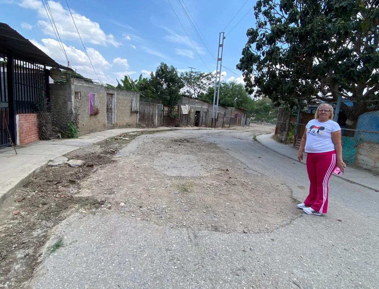 En la comunidad de La Peña urge agua, asfaltado y reparación de la pasarela