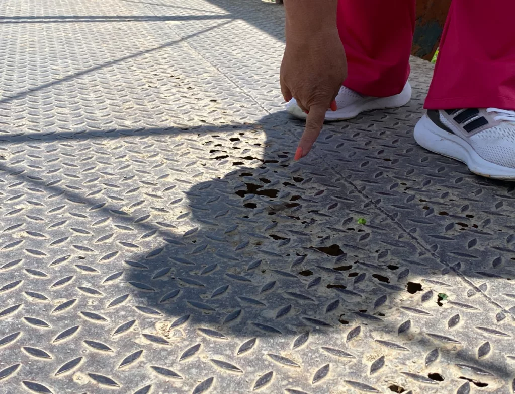 En la comunidad de La Peña urge agua, asfaltado y reparación de la pasarela