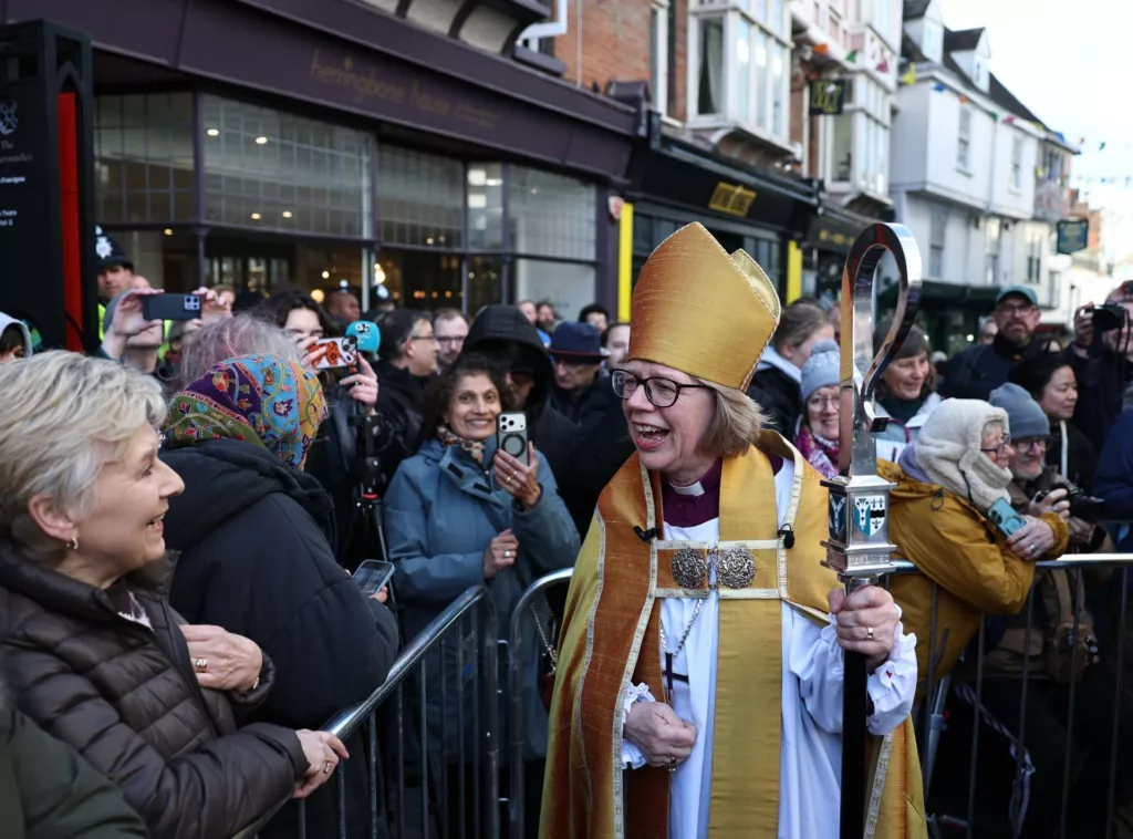 Sarah Mullally hace historia al ser entronizada como la primera mujer primada de la Iglesia anglicana