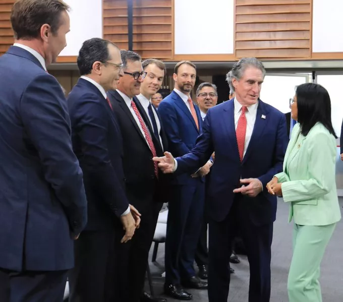 Venezuela y Estados Unidos suscriben acuerdos con la petrolera Shell y negocian exportación de oro