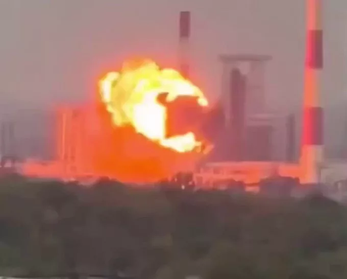 Un ataque con drones ucranianos detuvo las operaciones en la refinería Kirishi, afectando el 40% de la capacidad de exportación rusa.