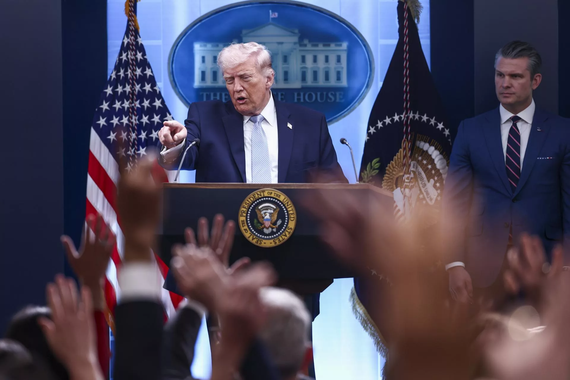 Trump celebra la transición en Venezuela y bromea con una futura candidatura en el país
