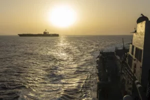 Trump mantiene el bloqueo naval a Irán pese a la reapertura del estrecho de Ormuz