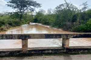 Crecida de la quebrada Urama amenaza con dejar a Moroturo en el aislamiento
