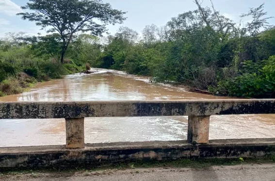 Crecida de la quebrada Urama amenaza con dejar a Moroturo en el aislamiento
