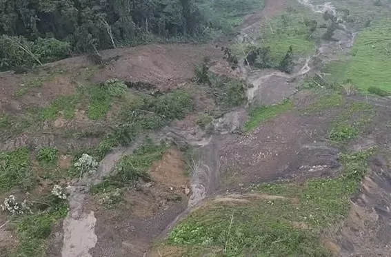 Deslizamientos en Mata de Guineo dejan 140 familias aisladas y sin electricidad