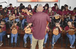 El Sistema apuesta a que todos los niños aprendana ejecutar el cuatro