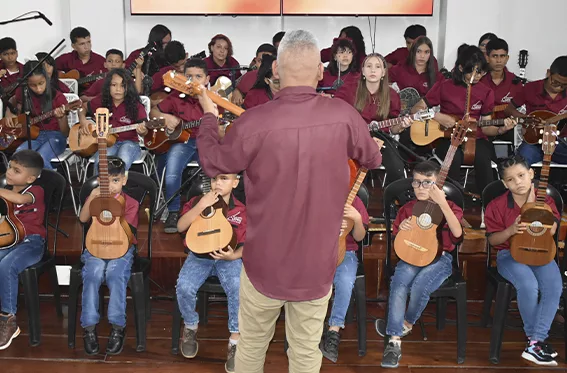 El Sistema apuesta a que todos los niños aprendana ejecutar el cuatro