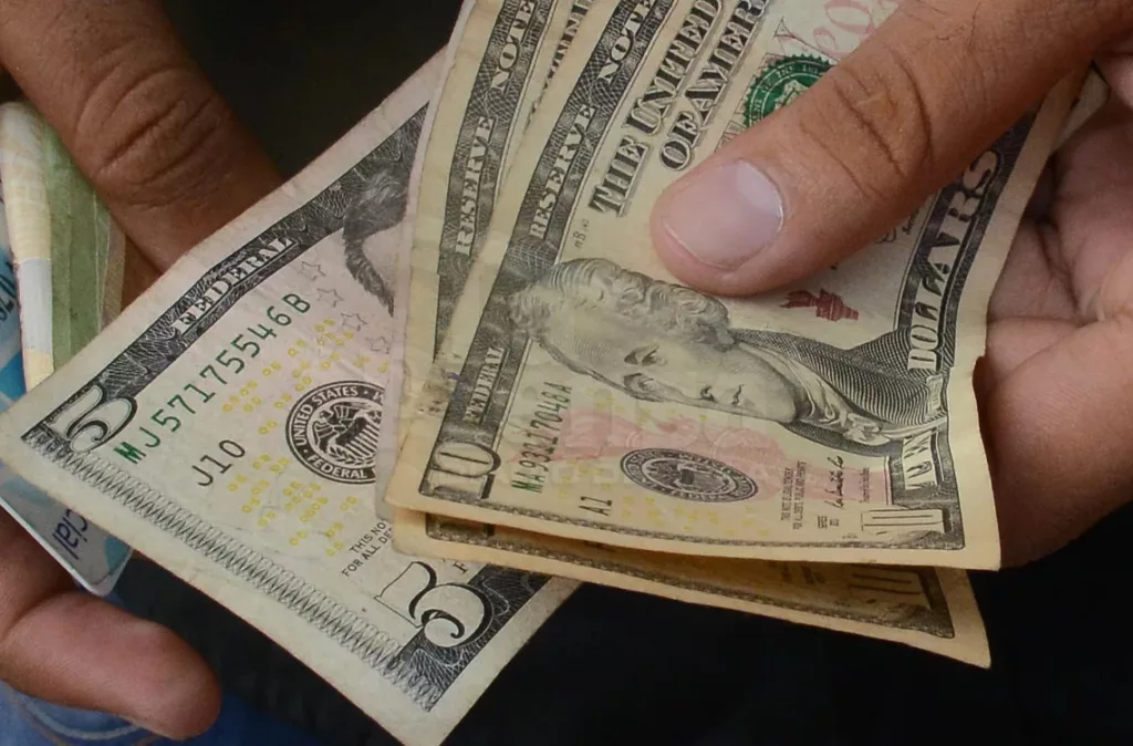 En un 99,99% se depreció el salario en Venezuela