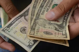 En un 99,99% se depreció el salario en Venezuela