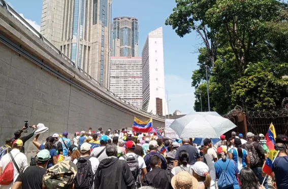 Marchas en Caracas: Gremios y oficialismo coinciden en las calles por el salario
