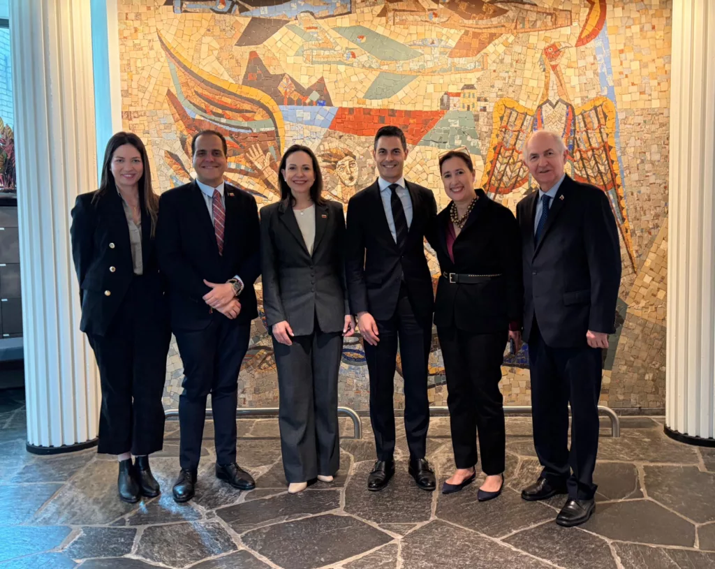 El primer ministro Rob Jetten recibió a María Corina Machado en La Haya para coordinar acciones internacionales a favor de la democracia venezolana, destacando que estas deben partir del bienestar de las personas y no del interés comercial.