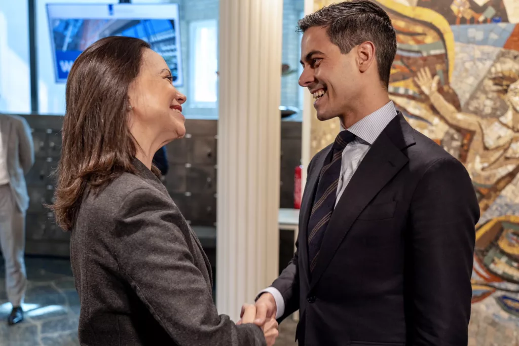 El primer ministro Rob Jetten recibió a María Corina Machado en La Haya para coordinar acciones internacionales a favor de la democracia venezolana, destacando que estas deben partir del bienestar de las personas y no del interés comercial.