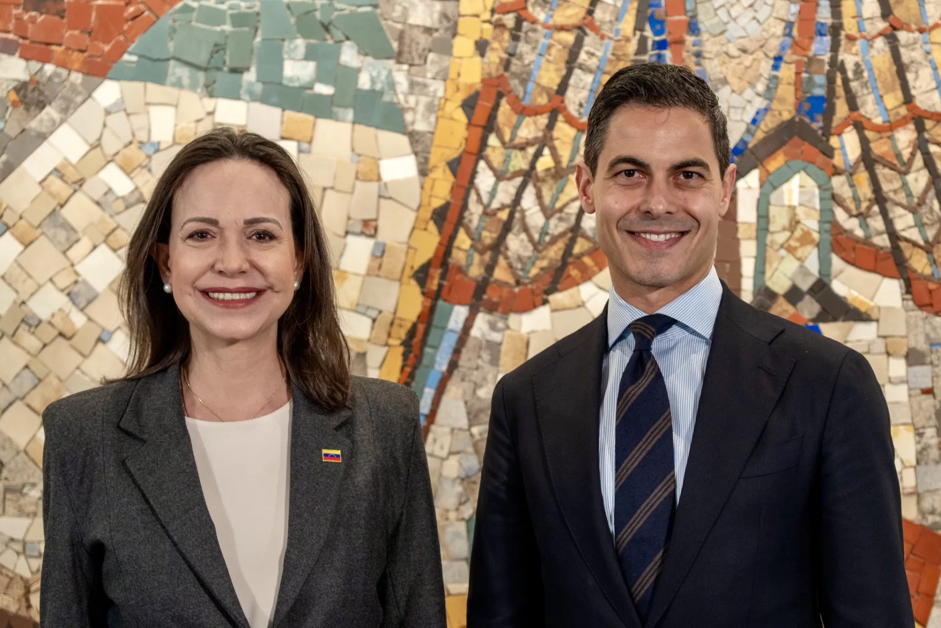 El primer ministro Rob Jetten recibió a María Corina Machado en La Haya para coordinar acciones internacionales a favor de la democracia venezolana, destacando que estas deben partir del bienestar de las personas y no del interés comercial.