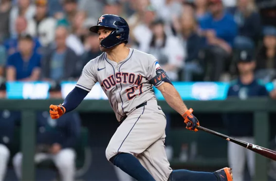 José Altuve supera a Omar Vizquel en la lista histórica de dobles entre venezolanos