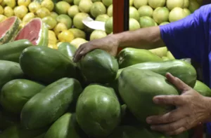 Larenses recorren los mercados en busca de ingredientes para el dulce tradicional
